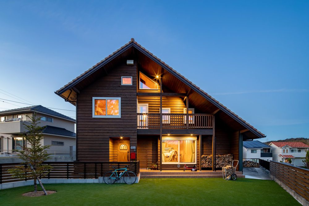 【木の暖かみに包まれる三角屋根の山小屋みたいな家】　エアサイクルの家 写真