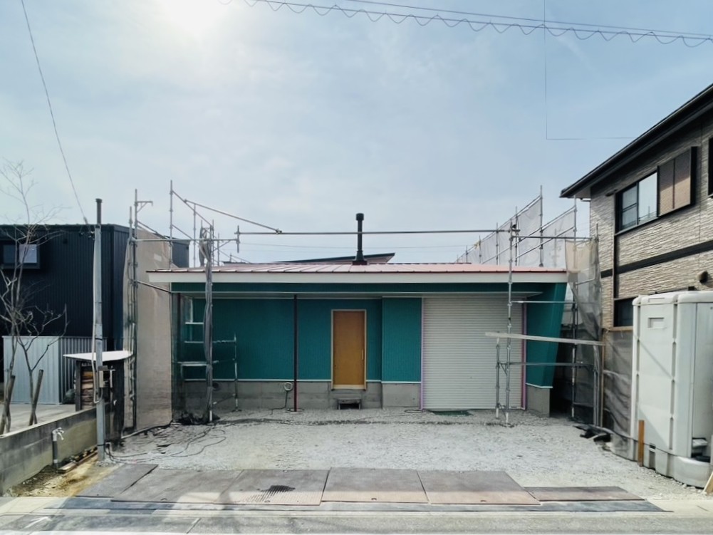 薪をくべて、車をしまって、土間で料理をする。そんな日常が始まる平屋 アイキャッチ画像