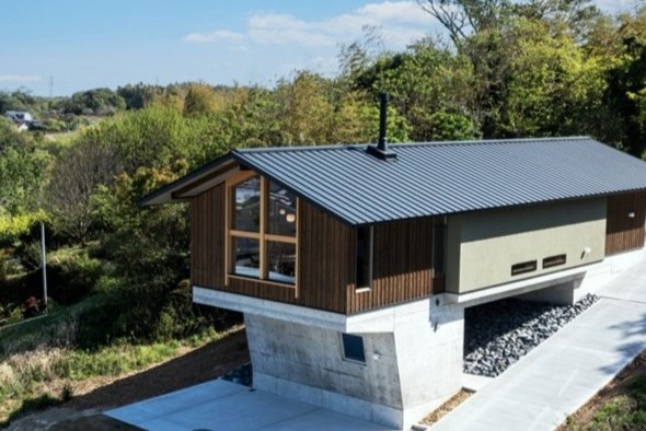 傾斜地に建つ、まるで空に浮かぶような家 写真